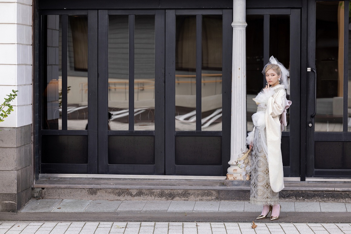 ゴールドレース振袖　個性的