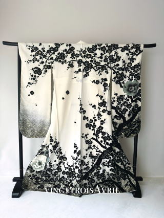 新作振袖 白地に黒柄